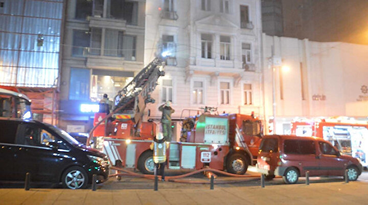 Ünlü oyuncuya ait oyunculuk akademisinin bulunduğu binada korkutan yangın