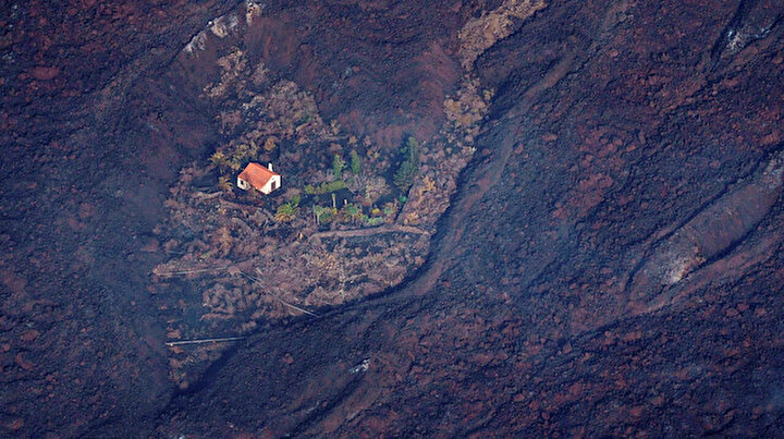 Kanarya Adalarında lavların arasındaki mucize ev: Etrafındaki her şey küle dönmesine rağmen hiçbir zarar görmedi