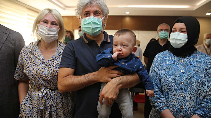 Rahim nakliyle dünyaya gelen ’Ömer Özkan’ bebek nakli gerçekleştiren doktorun kucağında
