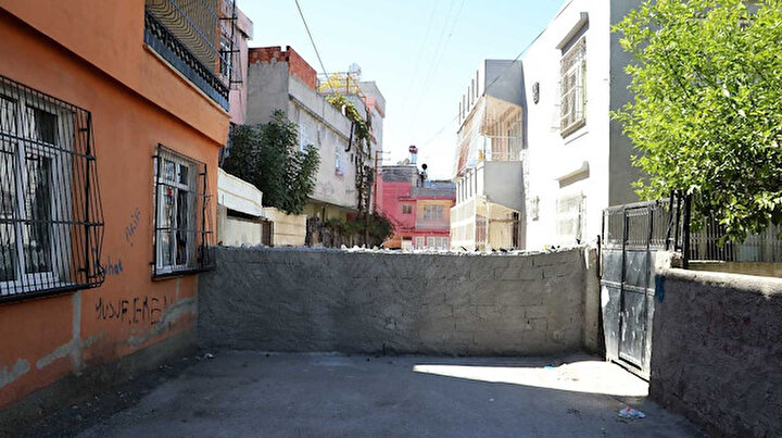 Burası benim dedi sokağın ortasına duvar ördü: Mahalleli hapis hayatı yaşıyor