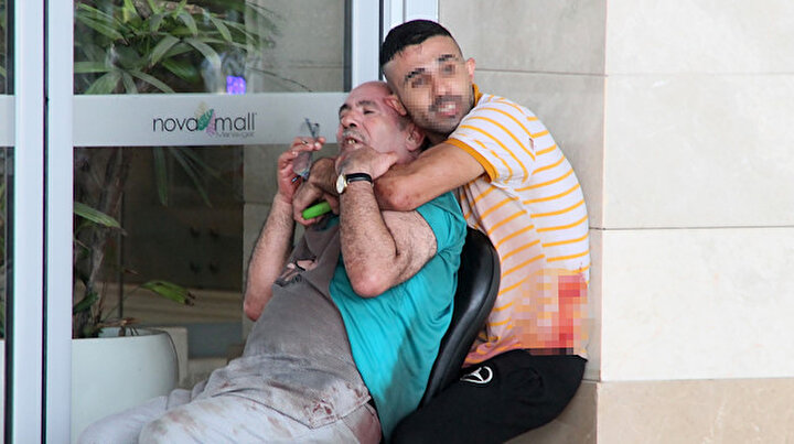 Garson ustayı 5 saat boyunca bıçakla rehin aldı: Takla atarak elinden kurtuldu