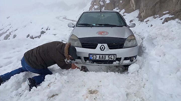Rizede araçlar kara saplandı ihbar üzerine ekipler yolu ulaşıma açtı
