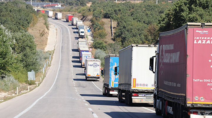 Sınırda 20 kilometrelik TIR kuyruğu: Şoförler isyan etti