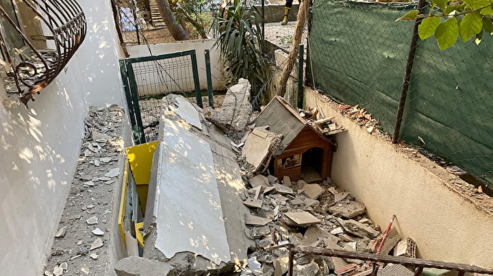Kadıköyde 2 balkon gürültüyle çöktü: Mahalleli sokağa döküldü