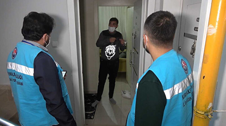 Karantinada olması gerekirken apart evde yakalanan koronalı genç: Testler karışmış olabilir