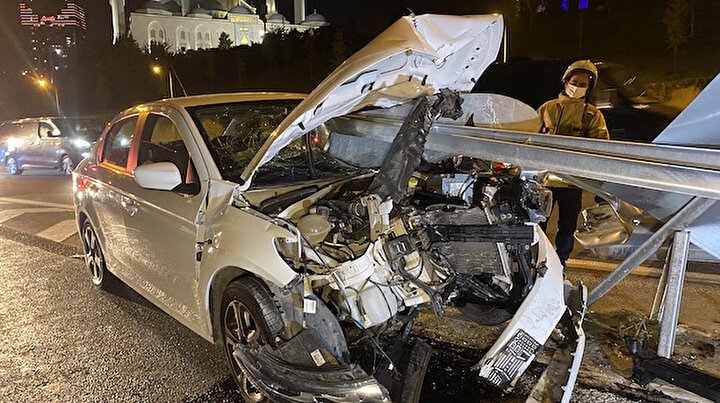 atasehir de feci kaza ok gibi saplandi aractaki iki kisi yaralandi yeni safak atasehir de feci kaza ok gibi saplandi aractaki iki kisi yaralandi yeni safak