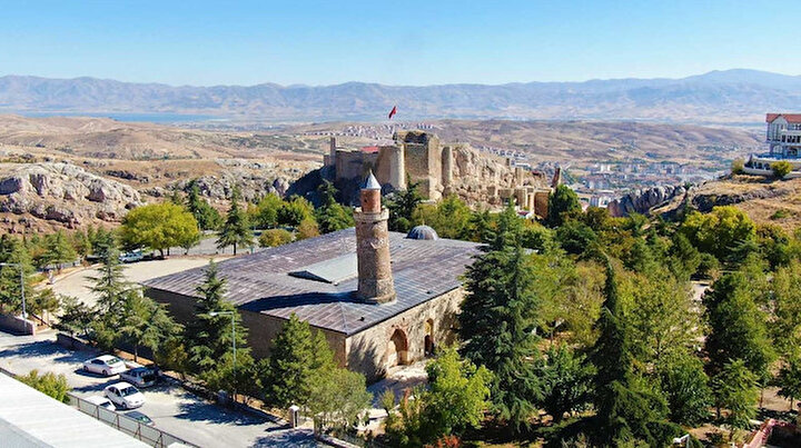 Elazığın eğik minareli camisi ziyaretçi akınına uğruyor: Hikayesi ise tüyleri diken diken ediyor