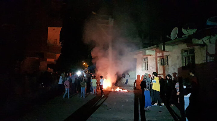 Diyarbakırda sayaçların elektrik direklerine bağlanmasını protesto ettiler