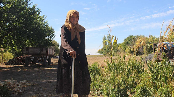 Bahçesine sebze ekiyor kendi yemeğini pişiriyor: 107 yaşındaki asırlık nine her işini kendi görüyor