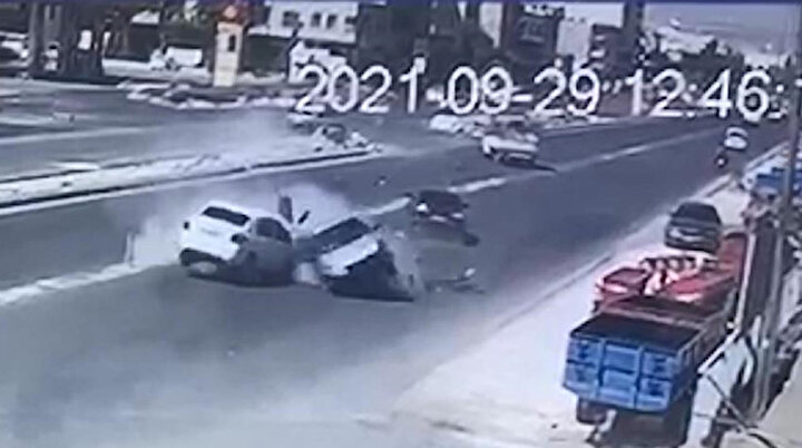 Altı kişinin yaralandığı feci kaza kamerada: Karşı şeride geçip iki araca çarptı