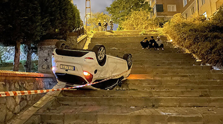 Ümraniyede ilginç kaza: Navigasyona uydu aracıyla merdivenlerden uçtu