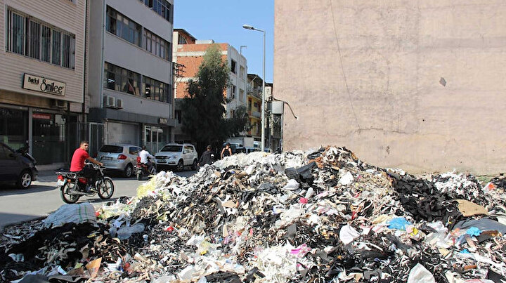 Çöplük içinde yaşıyorlar: İzmir Bornovada boş araziye yığılan çöplerden esnaf şikayetçi