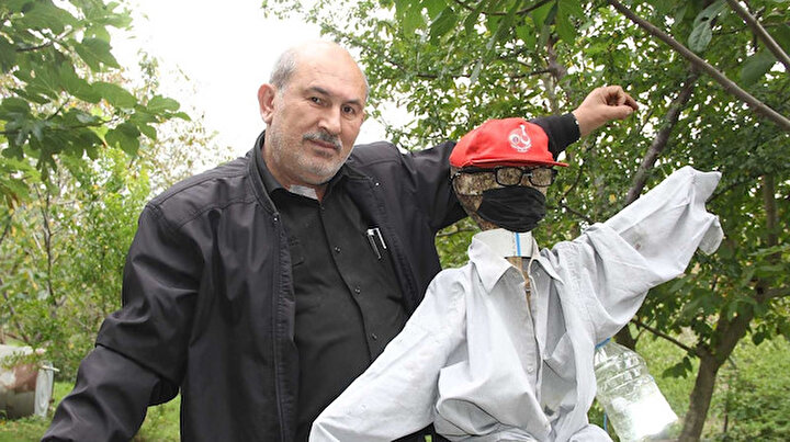 Zekasıyla bilinen kargaları elektronik bilgisiyle kandırdı