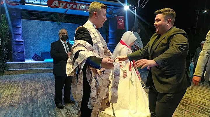 Evlenen abisine sürpriz yaptı: 50 metre uzunluğunda banknotlar hazırladı