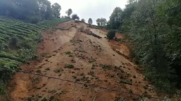 Rizede çay bahçesinin bulunduğu arazide heyelan: Toprak yığınından son anda kurtuldu