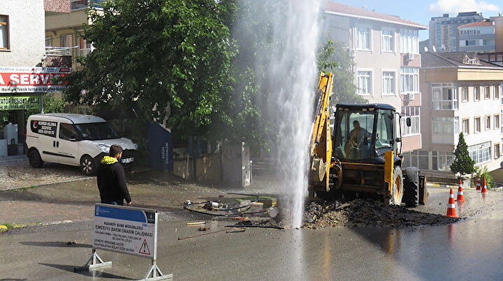 Ataşehirde boru patladı, sular metrelerce yükseldi