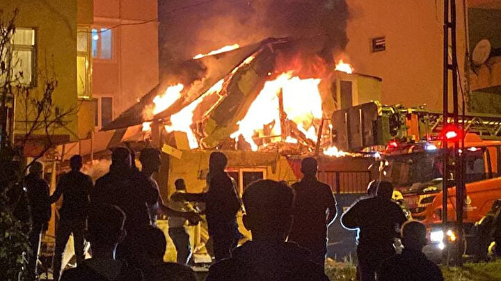 Ümraniyede korku dolu anlar: Vatandaşlar yangın ve patlama sesleri ile sokağa döküldü