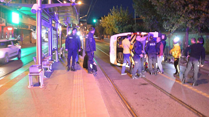 Güngören’de servis minibüsü tramvay yoluna devrildi