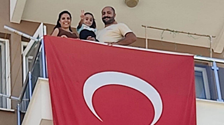 Temizlik personeli çöpte bulduğu Türk bayrağını evinin balkonuna astı