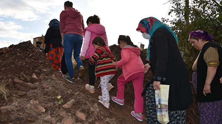 Komşularına kızdı mahalleye girişi kapattı: Mahsur kaldık helikopter ile mi geçelim ne yapalım?