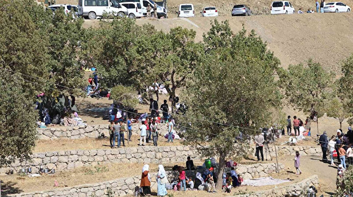Türkiyenin farklı şehirlerinden gelip orada toplanıyorlar: Şırnak’ta 3 asırlık ’mezarlık ziyareti’ geleneği