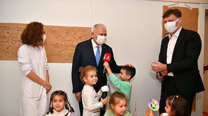 Binali Yıldırım ve sevimli minikler arasında arasında güldüren diyalog: İş arıyorum dedi