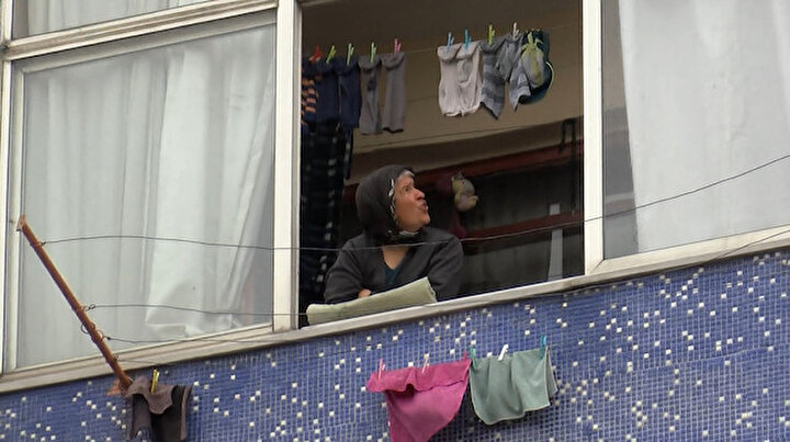 Çatı katı alev alev yanarken 5. katta oturan kadın evden çıkmadı
