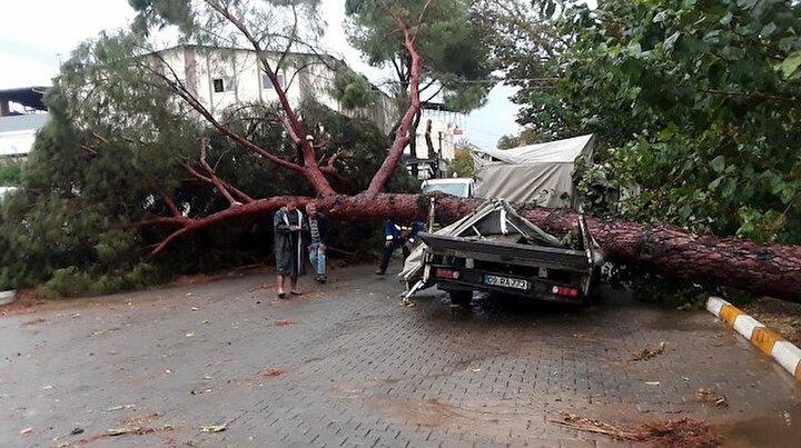 Aydındaki fırtınanın bilançosu ağır oldu: 7 yaralı 15 iş yeri ile 17 araçta hasar