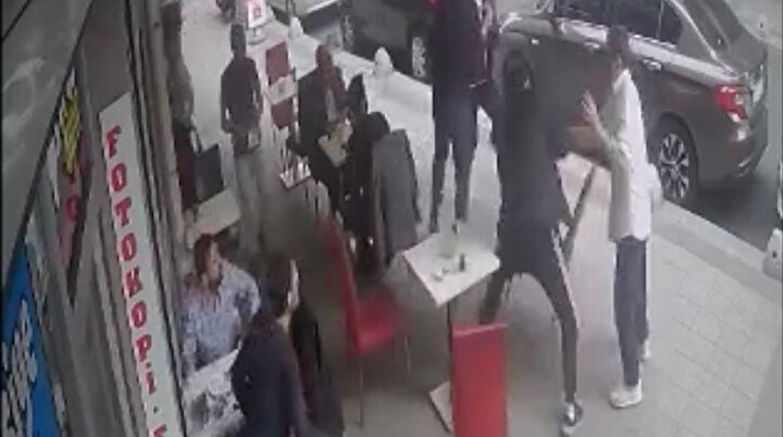 Ortalık savaş alanına döndü: Börekçide dışardan yiyecek getirme kavgası