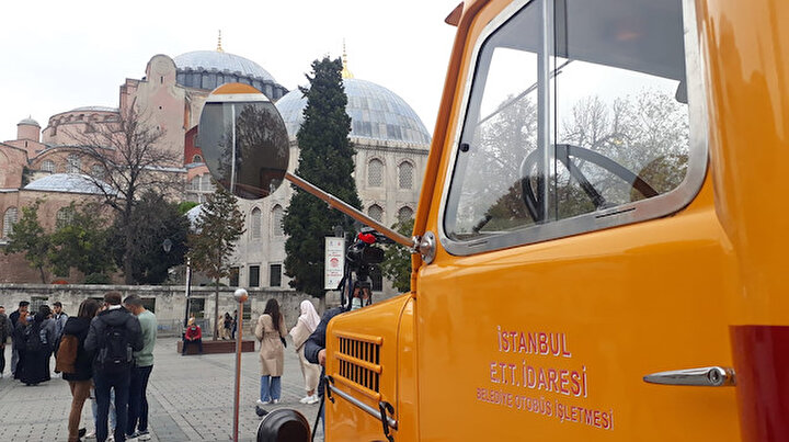 Sultanahmette kamyondan dönüştürülen nostaljik otobüse ilgi