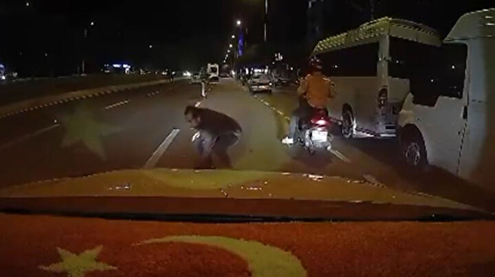 Yola kağıt paralar saçıldı: Yayalar ve sürücüler toplamak için birbiriyle yarıştı