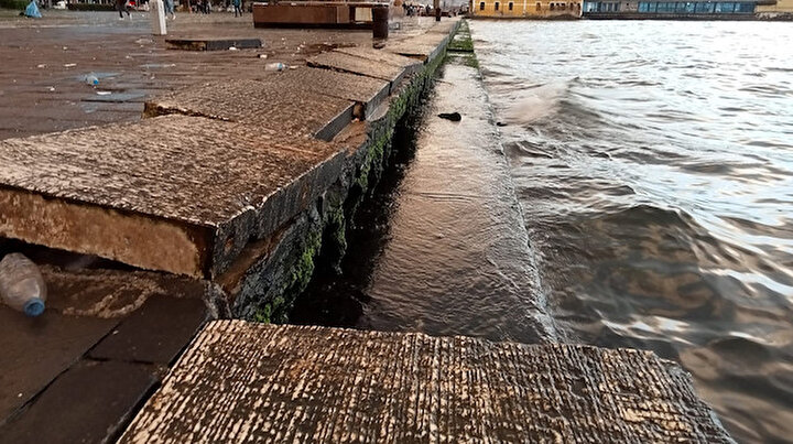 İzmirde şiddetli fırtına: Yüzlerce kiloluk beton bloklar yerinden söküldü