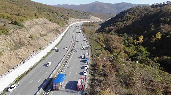 Kaza yeri havadan görüntülendi: 3 şeritli yoldan dereye uçmuş