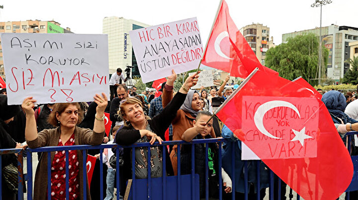 Aşı karşıtları bu kez İzmirde buluştu: Maskesiz sosyal mesafesiz gösteri