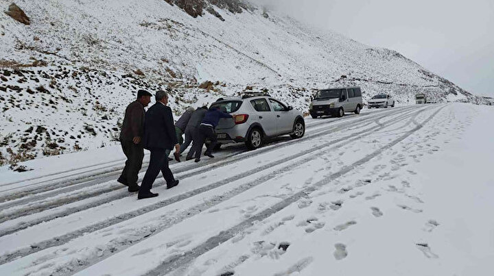 Kar esareti erken başladı: Çok sayıda araç yollarda mahsur kaldı