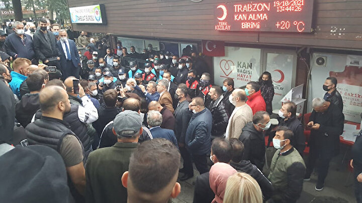 Trabzonda tehlikeli gerginlik! Eski eşine laf atan adam dayak yiyeceğini anladı: Bunlar PKK’lı diye bağırıp ortalığı karıştırdı