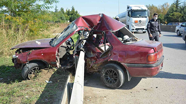 Kaza yapan otomobil bariyere ok gibi saplandı: 1 yaralı