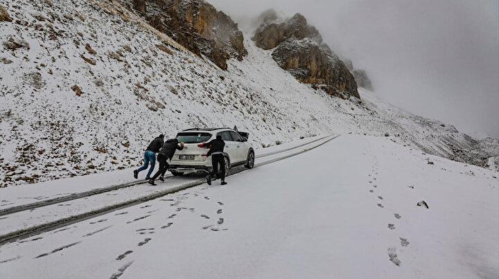 Vanda kar sürprizi: Bir anda bastırdı sürücüler yolda kaldı