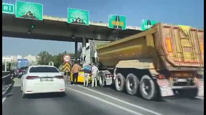 Avcılarda gişeden önce ben geçeceğim yarışı kazayla bitti: Sarı taksi ve hafriyat kamyonu sıkıştı