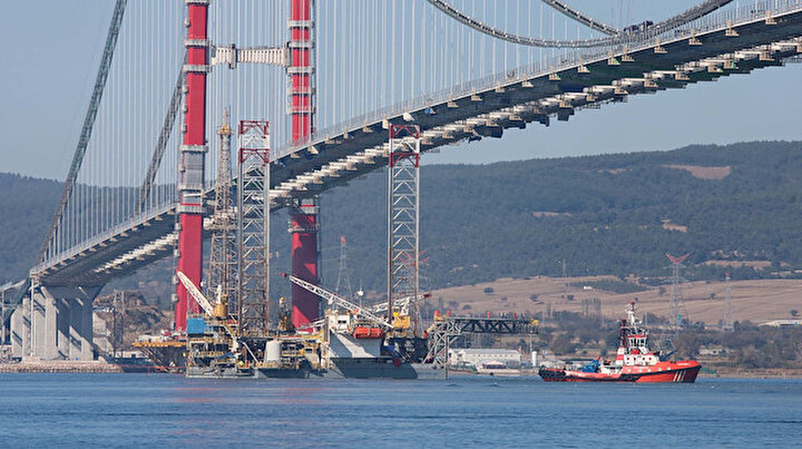Dev platform 57 metre suya batırılarak 1915 Çanakkale Köprüsü altından geçti