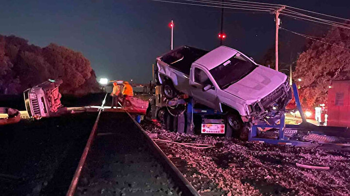 ABD’de yolcu treni araç yüklü tıra çarptı: Araçlar etrafa dağıldı dört kişi yaralandı