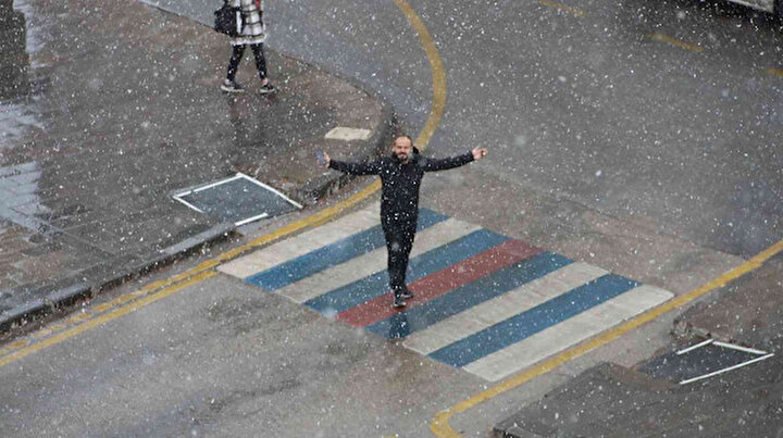 Erzurum lapa lapa yağan kara teslim