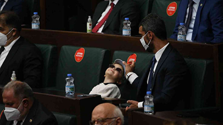 Meclisin minik konuğu: Kenan Sofuoğlunun oğlu Zayn AK Parti Grup Toplantısı’nı izledi