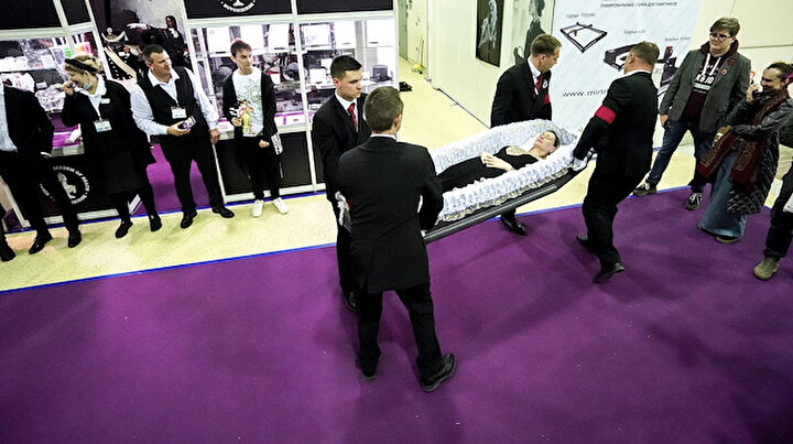 Ölümlü dünya: Moskovada cenaze işleri fuarı