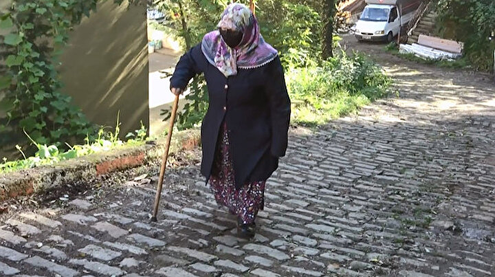 78lik ninenin Kuran öğrenme azmi: Her gün tepedeki Halk Eğitim Merkezi’nin yokuşunu çıkıyor