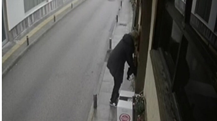 Kafeden çiçek çalanlara rica etti: Gelsinler hem çayımı içsinler hem de onlara farklı çiçekler hediye edelim