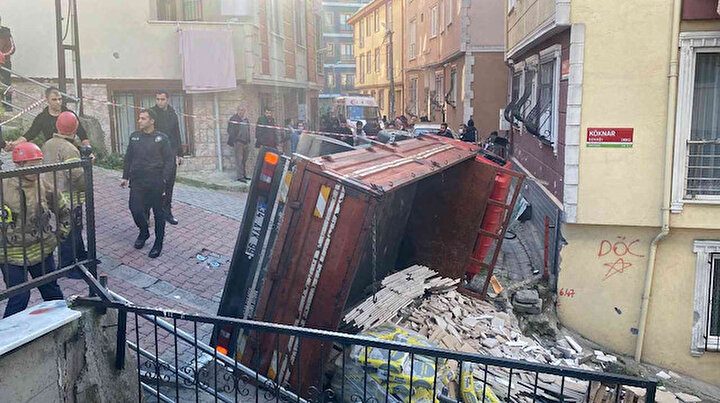 Kağıthane’de mermer ve çimento yüklü kamyonet devrildi