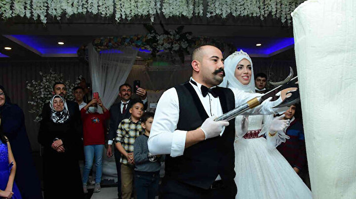 Maraşlı dondurmacının ilginç düğünü: Baltayla kesti davetliler şaşkına döndü
