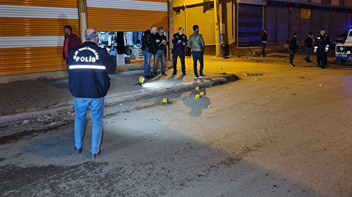 Adanada hareketli gece: Eve kurşun yağdırdılar balkondaki kadını vurdular