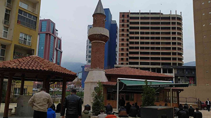 Tam 700 yıllık: Gökdelenlerin gölgesinde yer alıyor, cemaati cuma günleri sokağa taşıyor